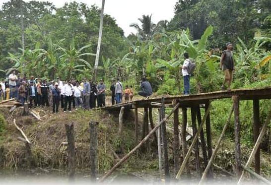 Prihatin Kondisi Jembatan Darurat Sungai Bow&oacute;u Tum&oacute;rifaga, Bupati Nias Barat: Tahun Depan Kita Bangun