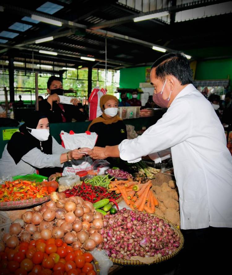 Saat Presiden Jokowi Ngabuburit Bagikan Bansos di Sejumlah Pasar di Bogor