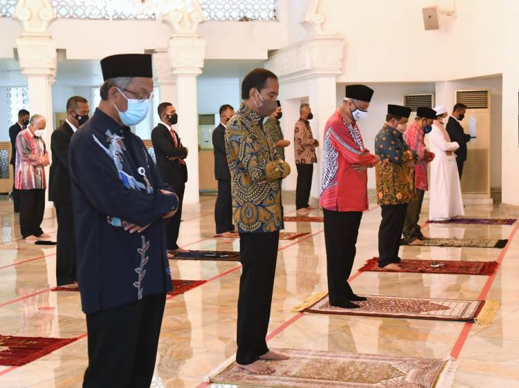 Presiden Jokowi dan PM Ismail Sabri Tunaikan Salat Jumat di Masjid Baiturrahim