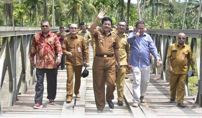 Resmikan Jembatan Baja Bailey, Khenoki Waruwu: Keluhan Masyarakat Menjadi Skala Prioritas