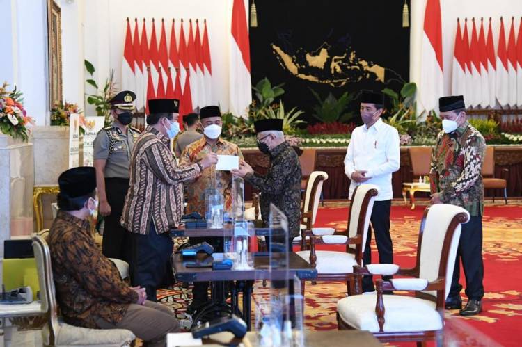 Presiden Jokowi Serahkan Zakat kepada Baznas