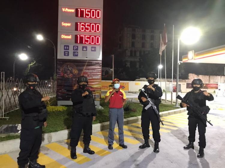 Brimob Poldasu Gencarkan Patroli Objek Vital dan Imbauan Prokes di Malam Hari