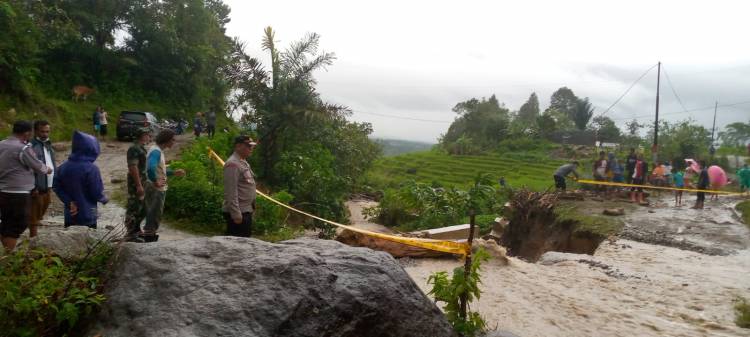 Bencana Banjir Bandang Di Desa Batunagodang Siatas Kec.Onan Ganjang Kab.Humbang Hasundutan