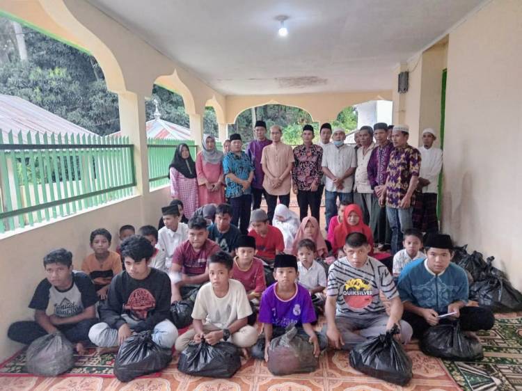 Bupati Tapsel Berikan Bantuan Kepada Anak Yatim Piatu Di Angkola Timur