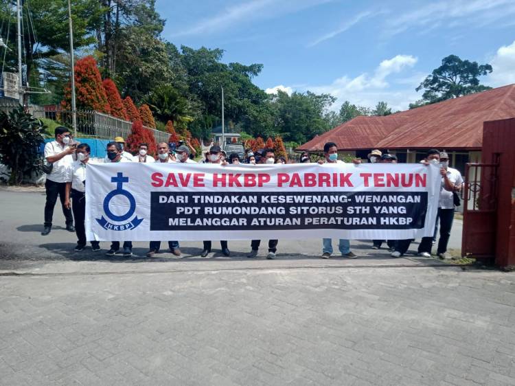 Gelar Aksi di Kantor Pusat Pearaja Tarutung, Parhalado dan Jemaat HKBP Pabrik Tenun Harapkan Ephorus Mutasi Pendeta Resort
