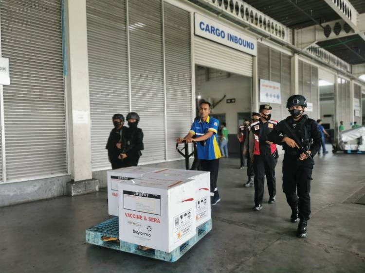 Tiba di KNIA, Brimob Polda Sumut Dikerahkan Kawal Vaksin
