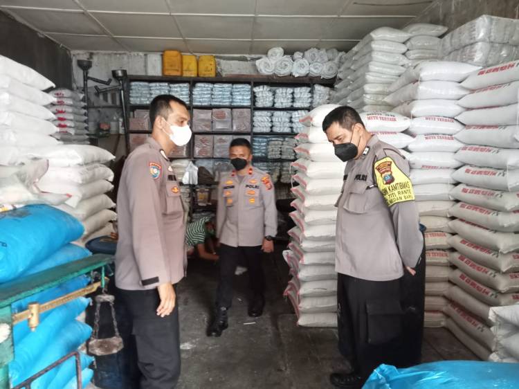 Kapolsek Medan Baru Blusukan Ke Pasar Pringgan Cek Ketersediaan dan Harga Sembako