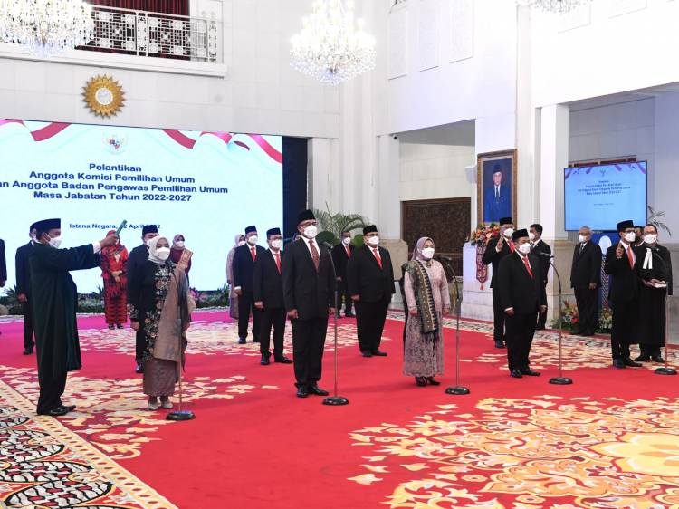 Presiden Jokowi Lantik Anggota KPU dan Bawaslu Masa Jabatan 2022-2027