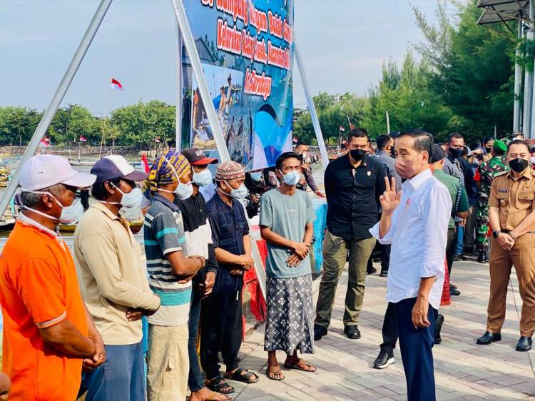 Presiden Jokowi Tinjau Kampung Nelayan Bulak di Surabaya
