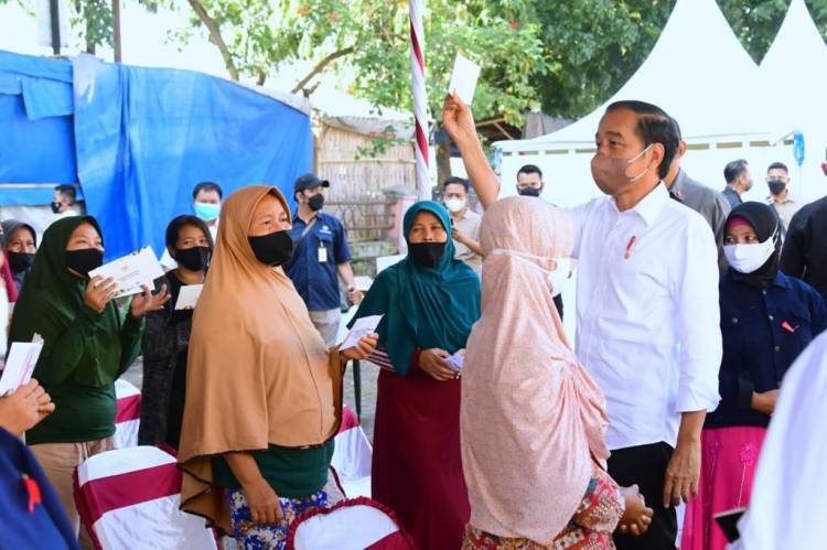 Serahkan Bansos di Pasar Harjamukti Cirebon, Presiden: Untuk Modal Usaha