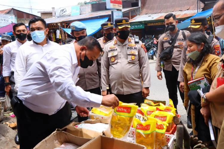 Polres Humbang Hasundutan Bersama Pemkab Sidak Sejumlah Pasar, Pastikan Minyak Goreng Aman Saat Bulan Ramadhan