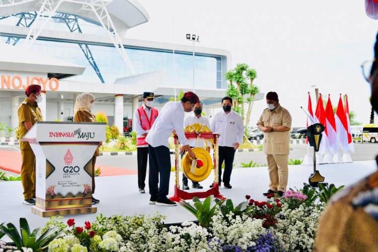 Resmikan Bandara Trunojoyo, Presiden: Tingkatkan Konektivitas Pulau-Pulau Sekitar Madura