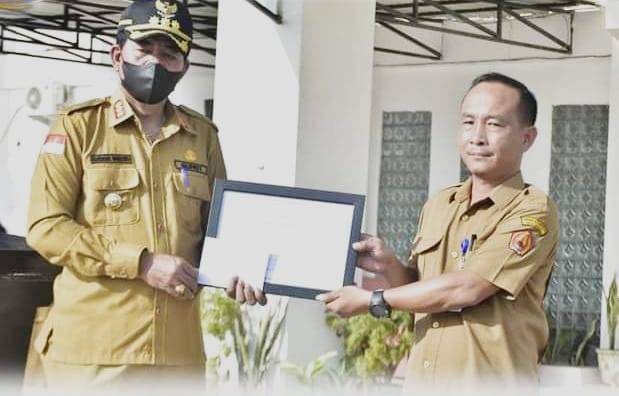 Dinilai Berkinerja Baik, Bupati Nias Barat Beri Penghargaan Kepada ASN Dinas Dukcapil