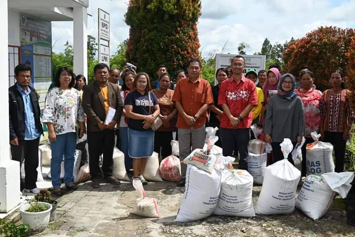 Bupati Humbahas Serahkan Bantuan Beras Kepada Korban Bencana Puting Beliung dan Kebakaran di Doloksanggul
