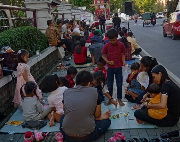 Heran, Warga GEKI Terpaksa Ibadah Paskah di Trotoar Kantor Wali Kota Medan