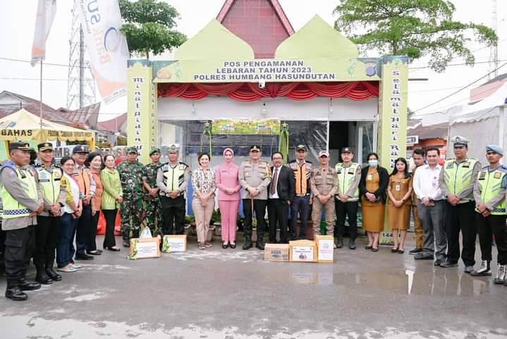 Ketua TP PKK Humbahas Ny Lidia Kristina Dosmar Banjarnahor, Bersama Kapolres Humbahas Tinjau Pos Pengamanan Lebaran