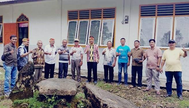 Edward Zega Dan Beberapa Tokoh Mado Zega Melakukan Pemugaran Kawasan Gowe Mado Zega di Tetehosi Afia