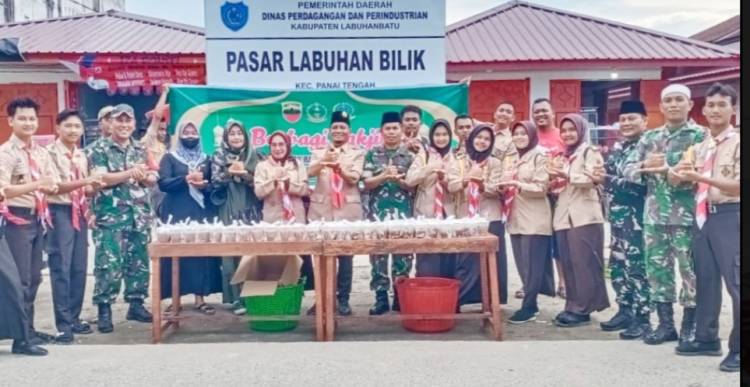 Camat Panai Tengah Berbagi Takjil, Ini Harapanya