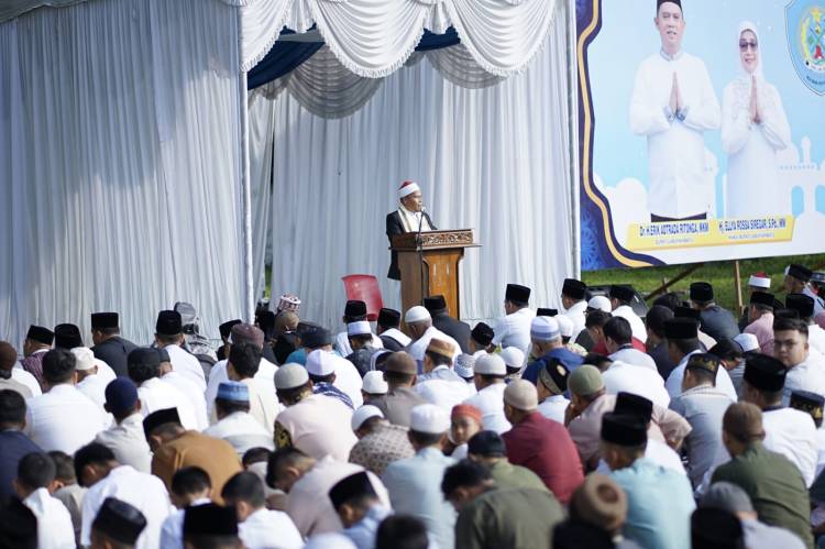 Bupati Labuhanbatu Shalat Ied Dengan Ribuan Warga di Lapangan Ika Bina
