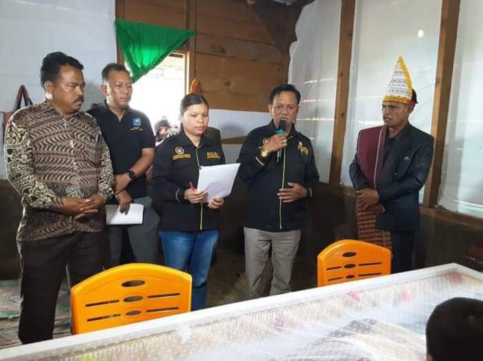 Kadis Dukcapil Humbahas Serahkan Akta Kematian Saat Acara Adat Di Lintongnihuta