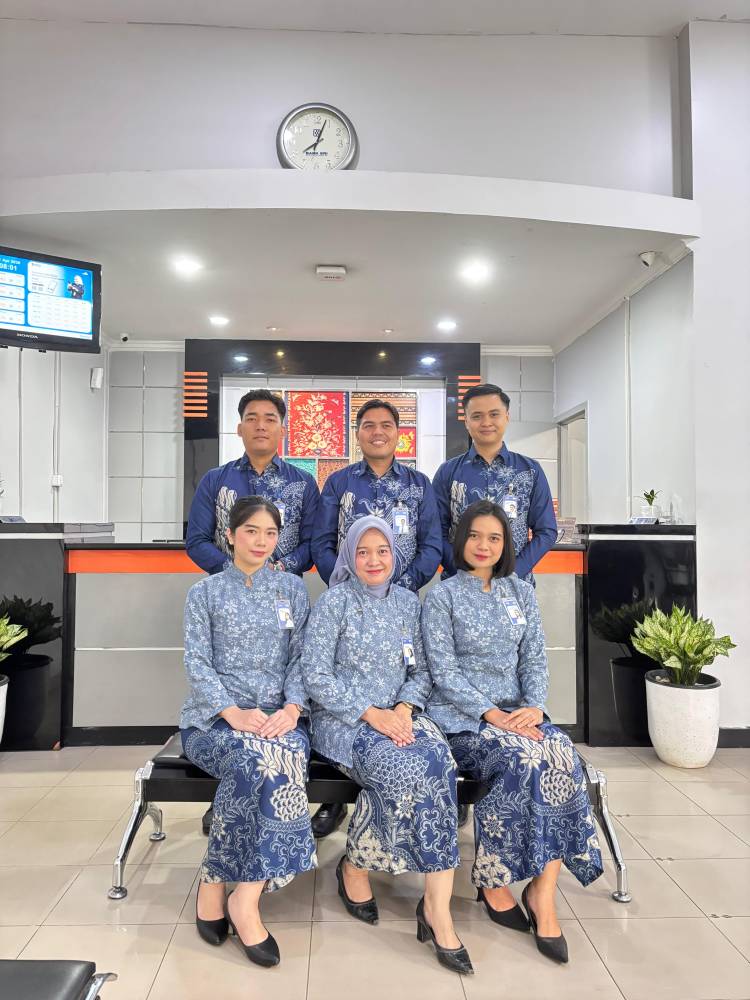 Peringati Hari Kartini, Pekerja BRI Branch Office Kotapinang Kenakan Busana Batik Saat Layani Nasabah