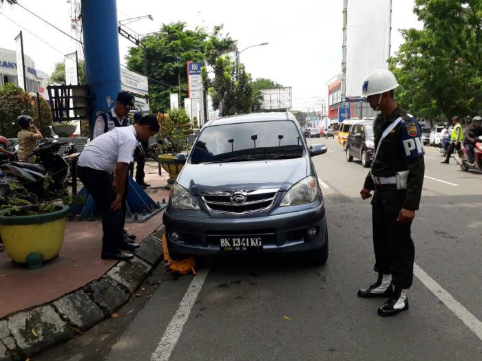 Dishub Gembok Ban Sejumlah Mobil Tak Patuh Aturan