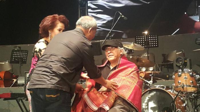 Iwan Fals Goes To Batak Tampil Memukau
