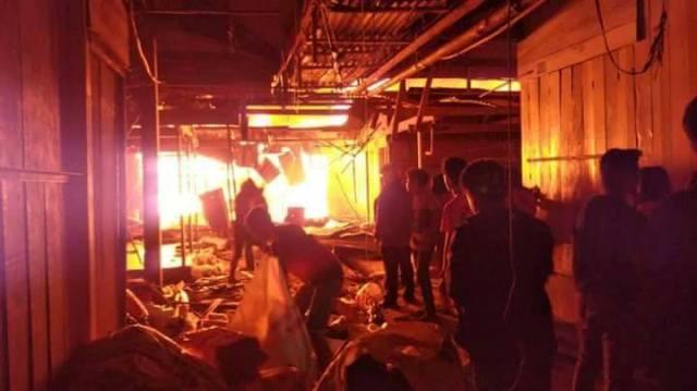 Hingga Pagi Ini Api Masih Menyala di Pasar Tarutung yang Terbakar Tadi Malam