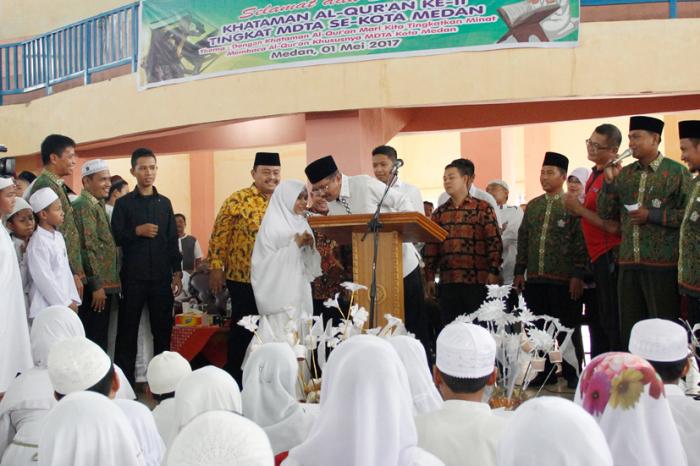 Membentuk Akhlak Mulia, Kenalkan Alquran Pada Anak-anak Kita Sejak Dini