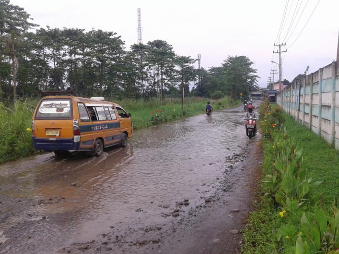 Musim Hujan, Kendaraan Berenang di Jalan Besar Namorambe