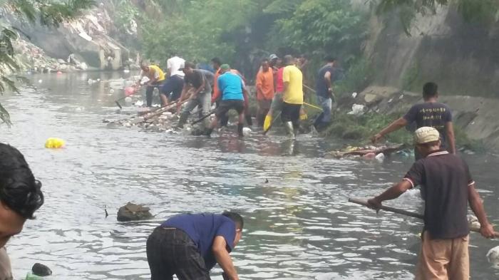 Camat Medan Perjuangan Pimpin Pembersihan Saluran Terbuka Sei Kera