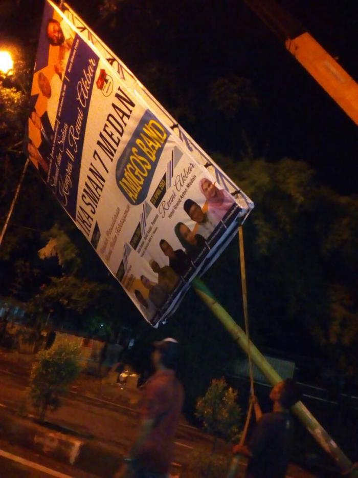 Pemko Tebangi Reklame Bermasalah