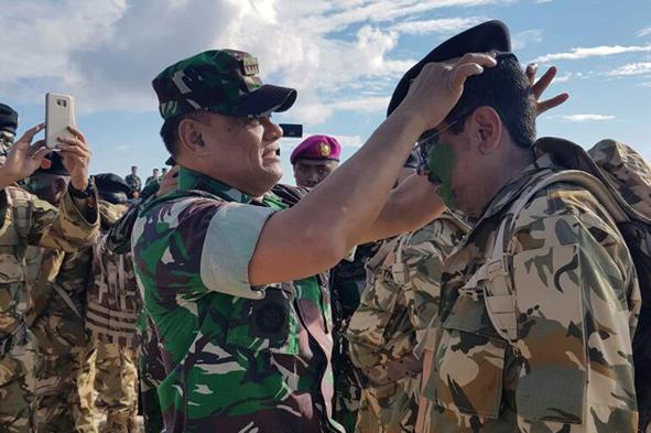 Erry Terima Baret dari Panglima TNI