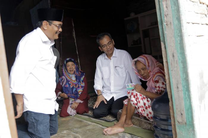 Djarot-Sihar Prihatin Kehidupan Pas-pasan Kakak Beradik yang Tua Renta Ini