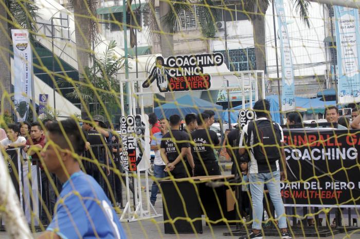 Meski Hujan, Warga Setia Menanti Del Piero di Plaza Medan Fair