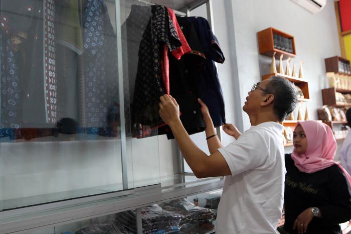 Kunjungi Kampung Kaos Madina, Sihar: Pemerintah Harus Dukung UKM