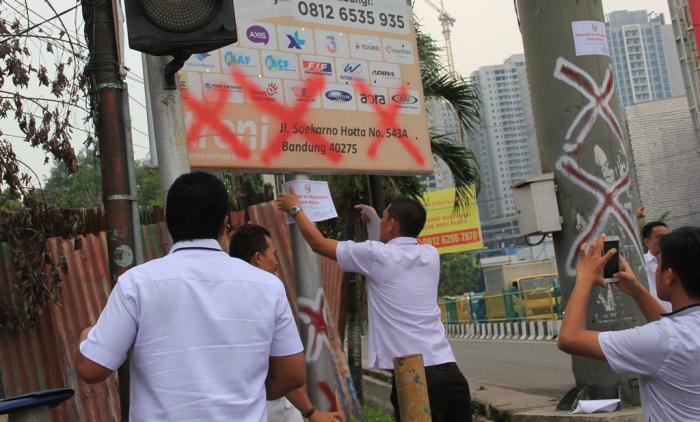 Pemko Medan Beri Tanda Reklame Pelanggar Aturan
