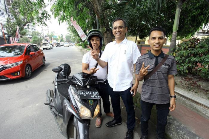 Usai Salat Jumat Warga Hampiri Sihar, Doakan Djoss Sukses Debat Kedua