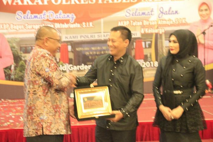 Wakil Wali Kota Sematkan Songket Medan Sambut Wakapolrestabes Medan yang Baru