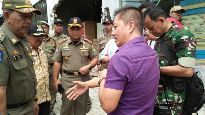 Satpol PP Bongkar Bangunan Di Jalan Bukit Barisan II