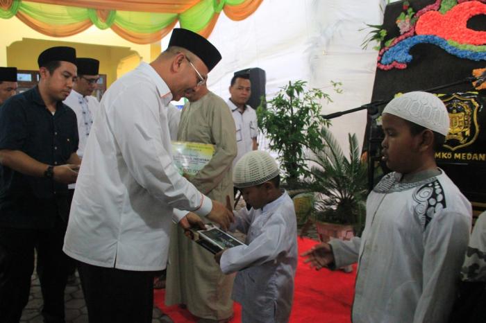 Wali Kota Serahkan KKS kepada 400 Warga Kurang Mampu Belawan