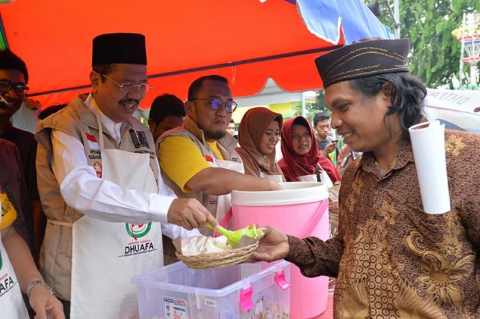 Tengku Erry Layani Masyarakat di Warung Dhuafa Pemuda Muhammadiyah Sumut