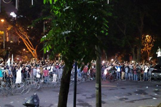 Aksi Demo GNKR di DPRD Sumut Ricuh