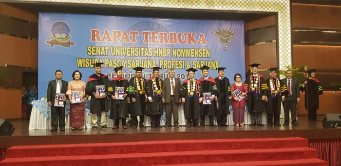 Rektor UHN Medan Apresiasi Dosen Berprestasi di Hari Wisuda