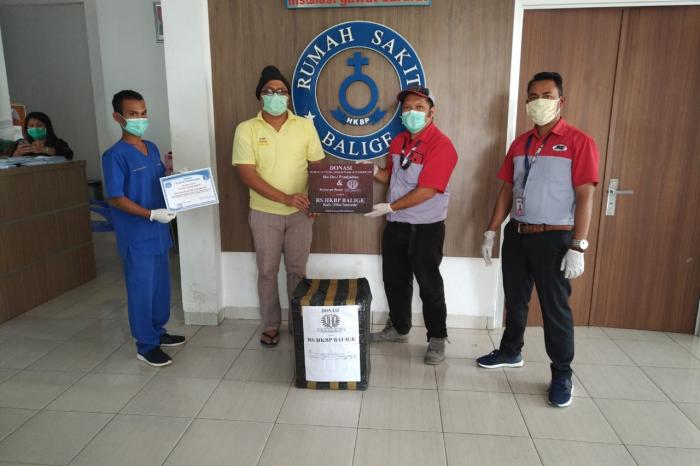 Horas Halak Hita dan Ibu Devy LB Panjaitan Sumbangkan Masker dan APD Di Kawasan Danau Toba