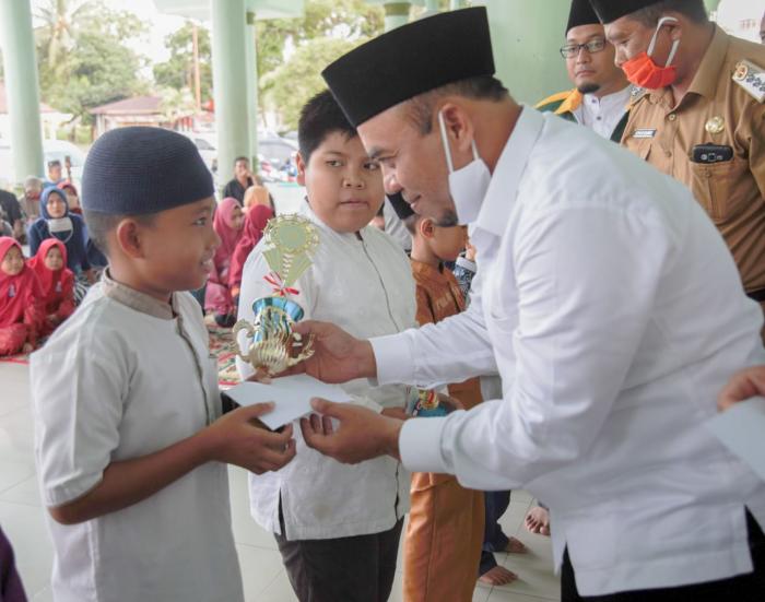 Bupati Andi Serahkan Hadiah Kepada Pemenang Gebyar Ramadhan
