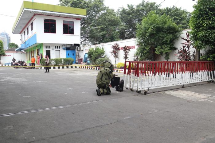 Geger Penemuan Benda Diduga &ldquo;BOM&rdquo; di SPBU Perintis Kemerdekaan, Brimob Polda Sumut Lakukan Pengamanan