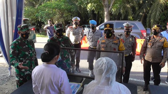 Kapolda Sumut dan Pangdam I BB Tinjau Pos Penyekatan Perbatasan Provinsi Sumut dan Provinsi Riau