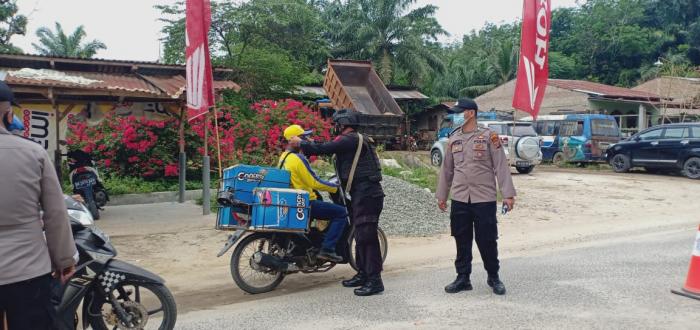 Pengamanan Pos Penyekatan, Personil Brimob Bagikan Masker Kepada Masyarakat
