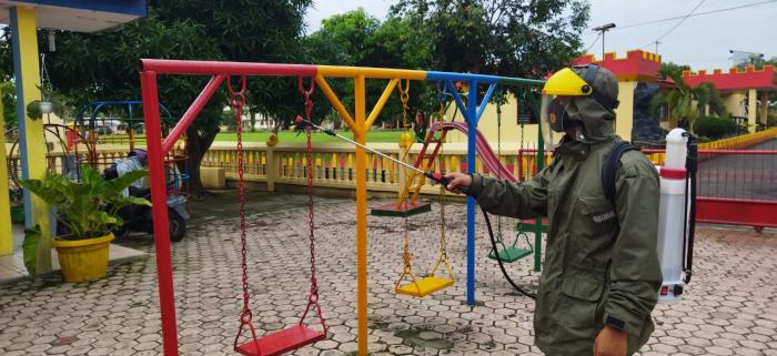 Tekan Penyebaran Covid-19, Kompi 2 Yon A Pelopor Brimob Sumut Lakukan Penyemprotan Disinfektan